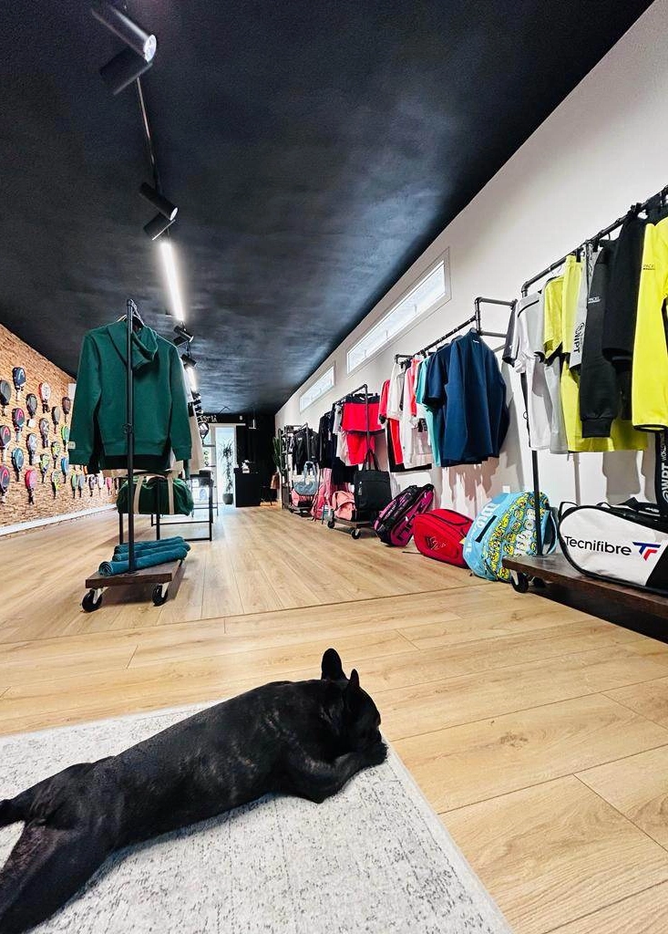 Photo de l'intérieur de La Padelerie représentant tout le magasin avec le coin accessoire, équipement, le mur de raquette ainsi que les chaussures de padel